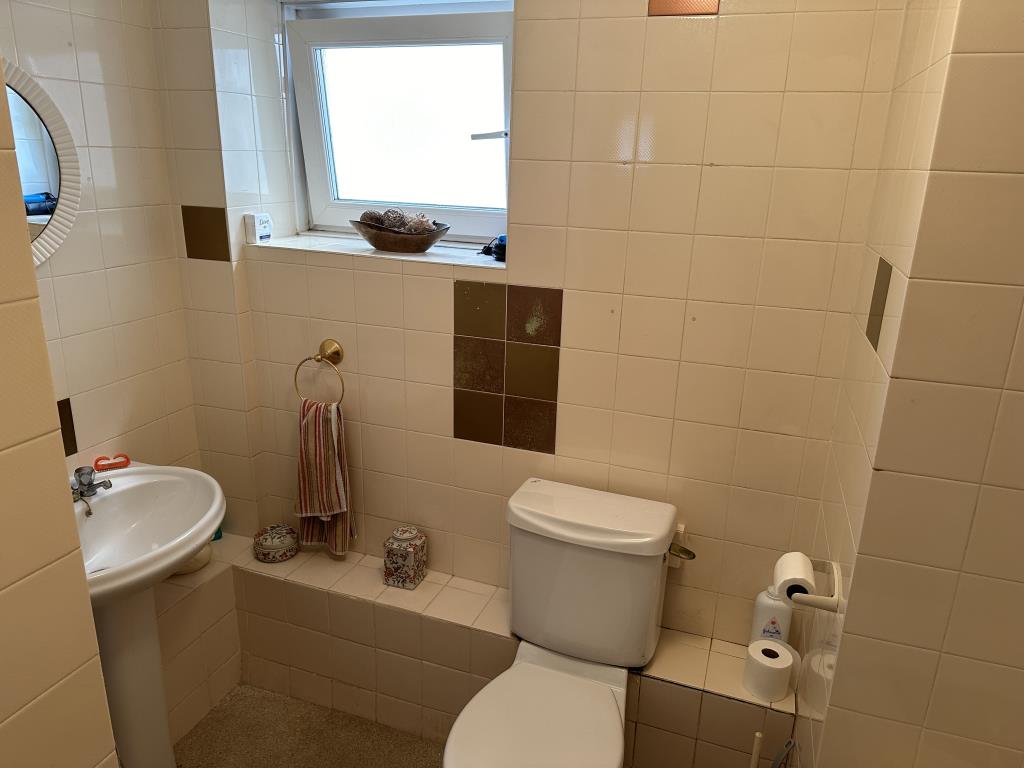 Lot: 50 - FIRST FLOOR FLAT WITH SEA VIEWS AND GARAGE - Bathroom